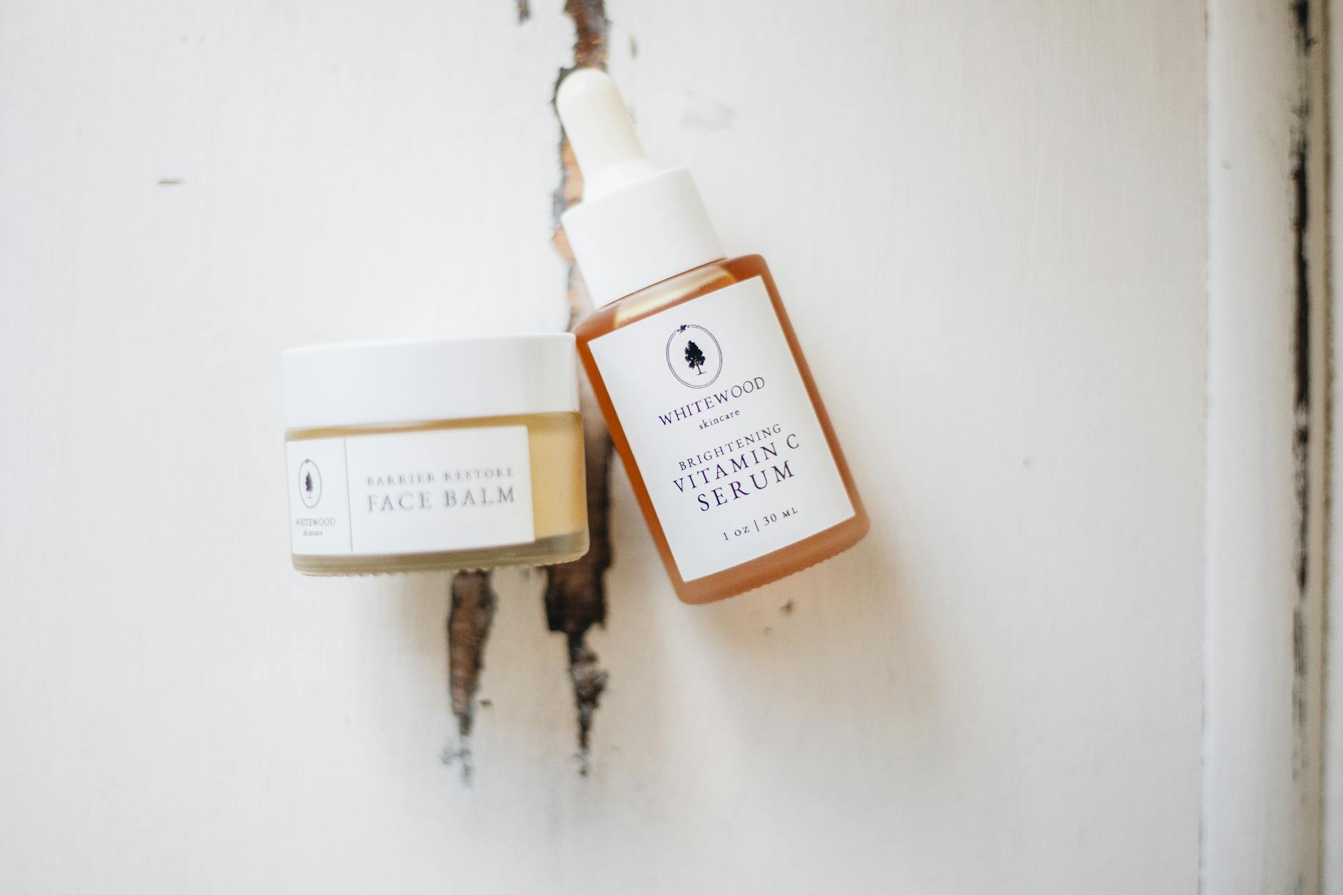 Naturalne kosmetyki do twarzy w minimalistycznej aranżacji flatlay