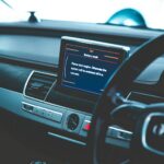 Wnętrze nowoczesnego auta z kokpitem i elektronicznym wyświetlaczem