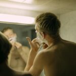 Dwóch mężczyzn goli się razem w łazience podczas porannej rutyny