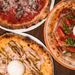Zbliżenie na kilka włoskich pizz z różnymi dodatkami w pizzerii